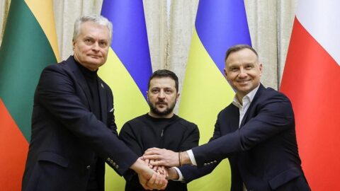 Litevský prezident Gitanas Nausėda, ukrajinský prezident Volodymyr Zelenskyj a polský prezident Andrzej Duda při setkání tzv. Lublinského trojúhelníku ve Lvově (11. 1. 2023)