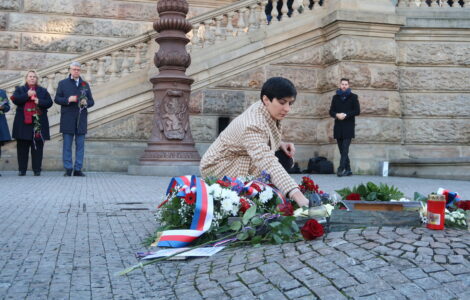 Předsedkyně Poslanecké sněmovny pokládá k památníku Jana Palacha květiny