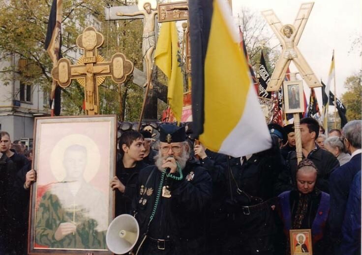 Průvod v Moskvě v říjnu 2003 s ikonou vojína Jevgenije Rodionova v popředí.