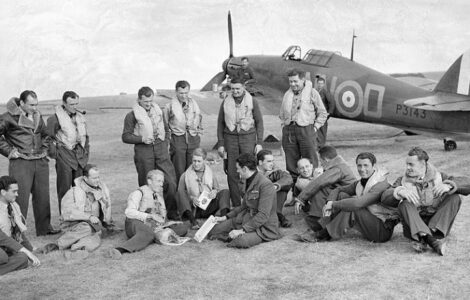 Skupina pilotů československé 310. peruti před stíhačkou Hawker Hurricane na základně v Duxfordu, 7. září 1940.