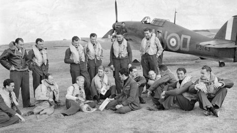 Skupina pilotů československé 310. peruti před stíhačkou Hawker Hurricane na základně v Duxfordu, 7. září 1940.