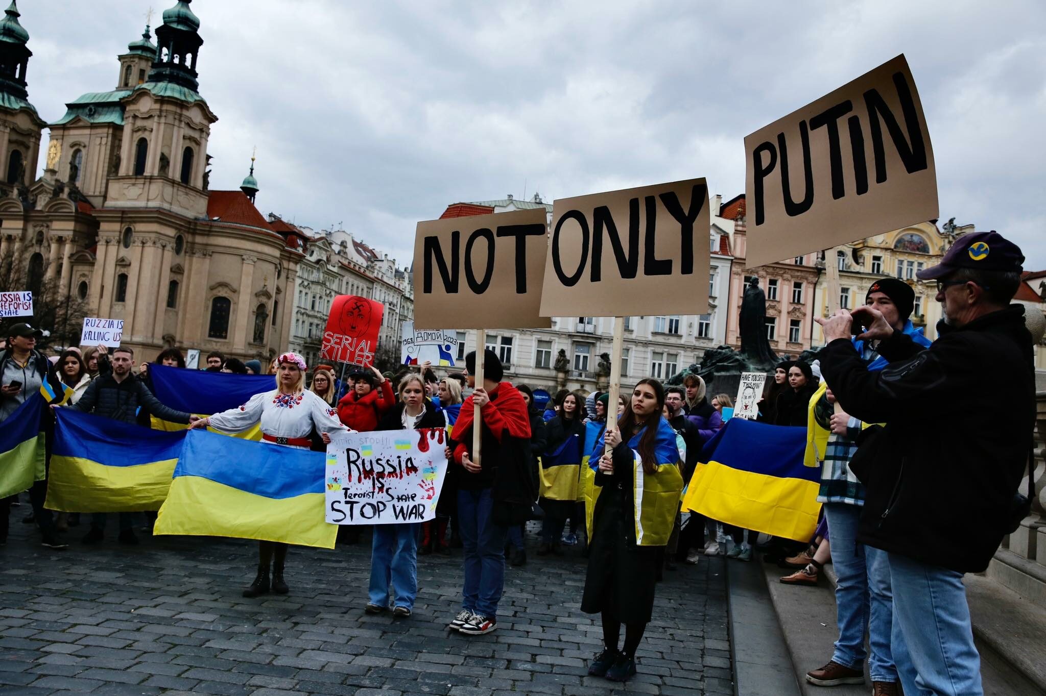 Galerie Galerie Tisíce Lidí Se V Praze Vydaly Na Protestní Pochod Proti Válce Na Ukrajině 4282