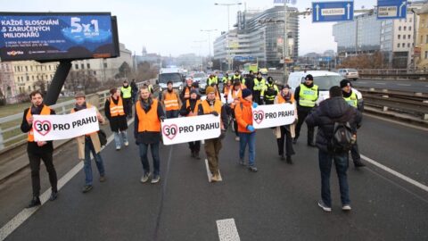 Aktivisté ze spolku Poslední generace blokují pražskou magistrálu