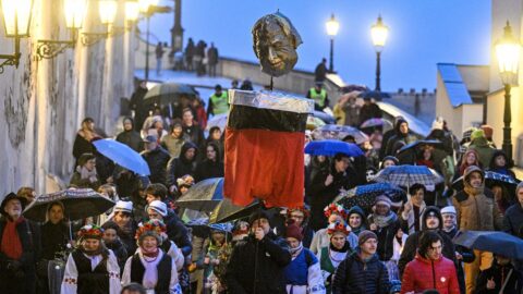 Happening Vynášení Zemany, který se uskutečnil při příležitosti posledního dne Miloše Zemana ve funkci prezidenta. Po vzoru lidového zvyku vynášení Morany byla vynesena z Hradu slaměná Zemana a na Karlově mostě byla spálena a vržena do Vltavy.