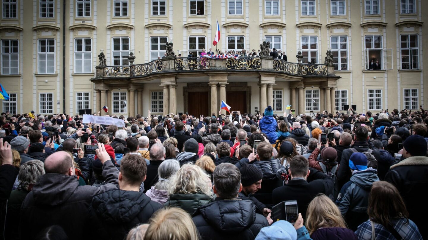 Naděje, civilnost i normálnost. To jsou slova, která zmiňují podporovatelé prezidenta Pavla na III. nádvoří Pražského hradu během jeho inaugurace.