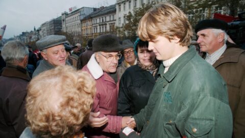 Tehdejší předseda pražského klubu Komunistického svazu mládeže Tomáš Nielsen se zdraví s účastníky demonstrace k výročí Velké říjnové socialistické revoluce (rok 1995).