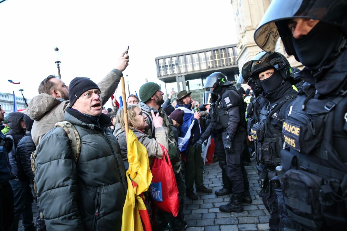 Rajchlovi demonstranti chtěli zaútočit na Národní muzeum. Bylo zadrženo 18 lidí.