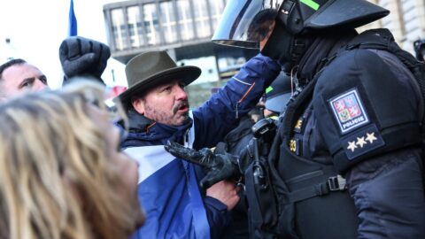 Rajchlovi demonstranti chtěli zaútočit na Národní muzeum. Bylo zadrženo 18 lidí.