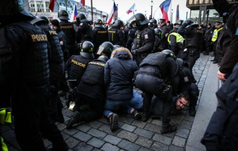 Rajchlovi demonstranti chtěli zaútočit na Národní muzeum. Bylo zadrženo 18 lidí.