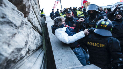 Děkan Ševčík během konfliktu s policisty na rampě Národního muzea.