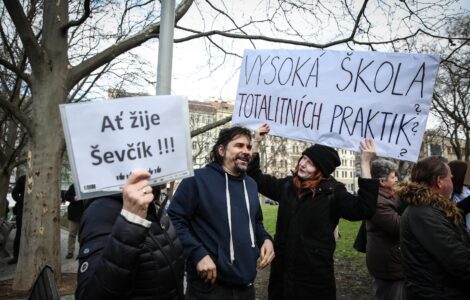 Demonstrace za odvolání Miroslava Ševčíka z postu děkana VŠE. Přišli i jeho příznivci.