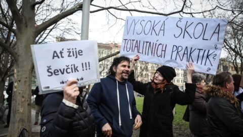 Demonstrace za odvolání Miroslava Ševčíka z postu děkana VŠE. Přišli i jeho příznivci.