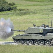 Britský tank Challenger 2 při střelbě