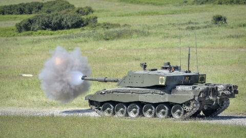 Britský tank Challenger 2 při střelbě