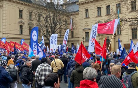 Demonstrace odborářů před Úřadem vlády. Mezi řečníky se objevil i expremiér a miliardář Andrej Babiš (ANO), místopředseda SPD Radim Fiala nebo šéfka komunistů Kateřina Konečná.