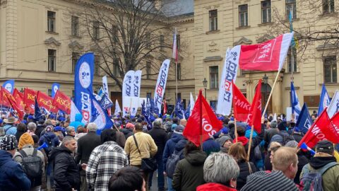 Demonstrace odborářů před Úřadem vlády. Mezi řečníky se objevil i expremiér a miliardář Andrej Babiš (ANO), místopředseda SPD Radim Fiala nebo šéfka komunistů Kateřina Konečná.