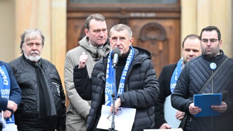 Demonstrace odborářů před Úřadem vlády. Mezi řečníky se objevil i expremiér a miliardář Andrej Babiš (ANO), místopředseda SPD Radim Fiala nebo šéfka komunistů Kateřina Konečná.