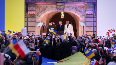 Ukrajinský prezident se svou ženou Olenou a polský prezident Andrzej Duda s chotí Agatou před Královským zámkem v centru Varšavy.