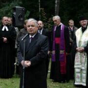 Prezident Polska Lech Kaczyński v Katyni v roce 2007.