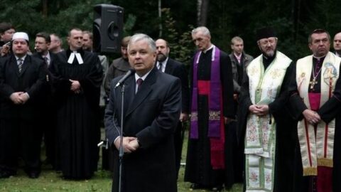 Prezident Polska Lech Kaczyński v Katyni v roce 2007.