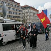 Lidé se scházejí před demonstrací Jindřicha Rajchla.