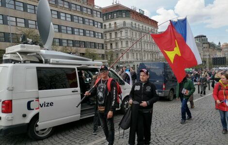 Lidé se scházejí před demonstrací Jindřicha Rajchla.