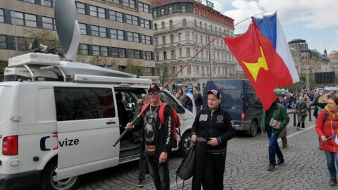 Lidé se scházejí před demonstrací Jindřicha Rajchla.