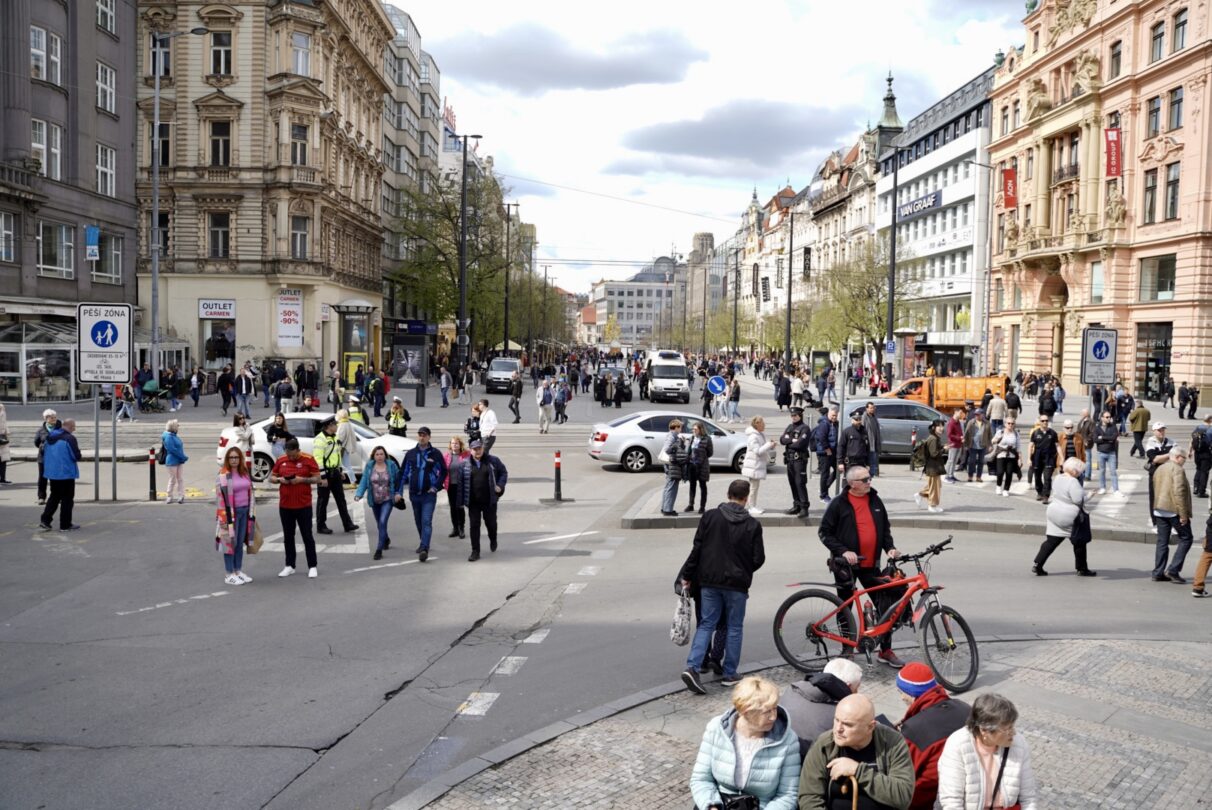 Pohled na druhou polovinu Václavského náměstí. Od Vodičkovy / Jindřišské ulice je prázdno (14:50).