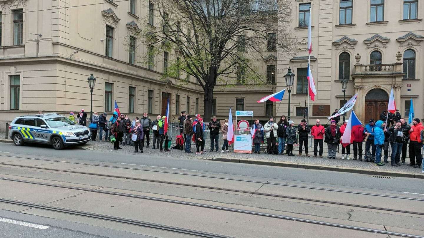 Prostor přímo před hlavním vchodem do budovy úřadu vlády je uzavřený zátarasy.