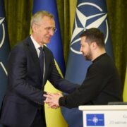 Generální tajemník NATO Jens Stoltenberg při setkání s ukrajinským prezidentem Volodymyrem Zelenským v Kyjevě v roce 2023.