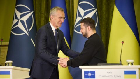 Generální tajemník NATO Jens Stoltenberg při setkání s ukrajinským prezidentem Volodymyrem Zelenským v Kyjevě v roce 2023.