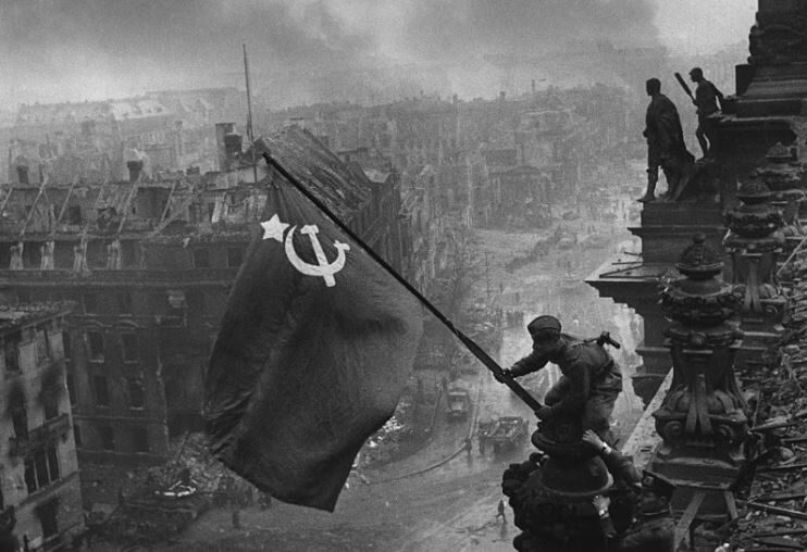 Legendární fotografie vztyčení rudého praporu na Reichstagu.