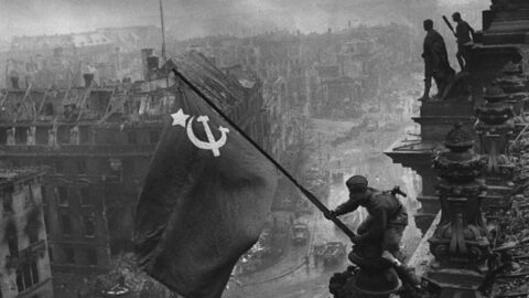 Legendární fotografie vztyčení rudého praporu na Reichstagu.