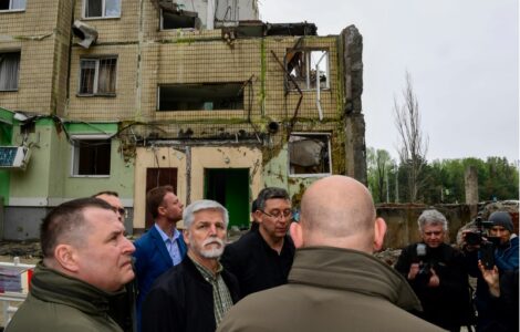 Český prezident Petr Pavel na místě raketového útoku v Dnipru, který zabil na 50 civilistů včetně dětí. 