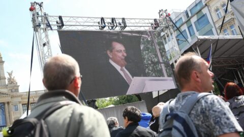 Proruští demonstranti se opět sešli na Václavském náměstí. Na pódiu řečnil také expremiér Jiří Paroubek.