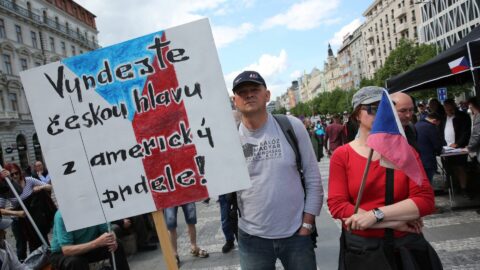 Proruští demonstranti na Václavském náměstí.