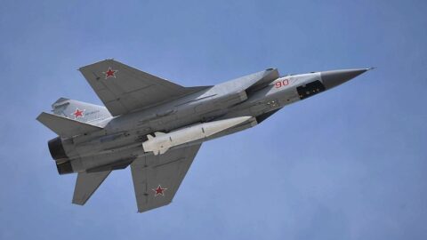 Mig-31K vyzbrojený střelou Kinžal. Ilustrační foto