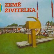 Davy před vstupem na výstavu Země Živitelka v Českých Budějovicích (1975)