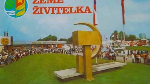 Davy před vstupem na výstavu Země Živitelka v Českých Budějovicích (1975)