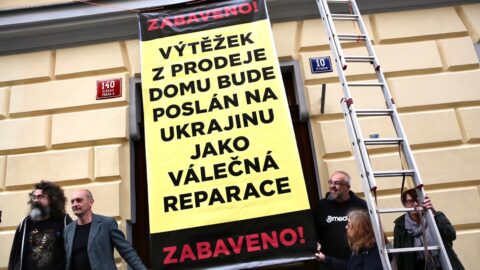 Skupina Kaputin upozornila na to, že v Praze vlastní domy Rusové, kteří vydělávají na raketách, které zabíjejí na ukrajině.