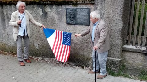 Petr Pithart a Václav Macháček-Rieger v Malči u Chotěboře odhalují pamětní desku Josefa Kalvody (13. 5. 2023).