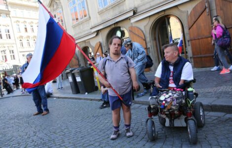 Před sněmovnou demonstrovali komunisté proti smlouvě s USA. Měli ruské vlajky.