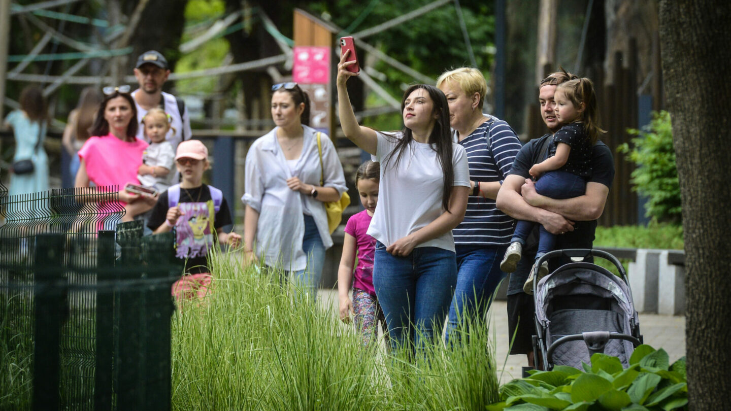 Lidé chodí do zoo, protože už nechtějí vidět válku, říká ředitel Zoo Kyjev Tratin. První květnový víkend jich přišlo přes 20 tisíc.