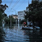 Takto zaplavila voda ulice v Chersonu poté, co Rusové odpálili přehradu Nová Kachovka.