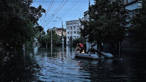 Takto zaplavila voda ulice v Chersonu poté, co Rusové odpálili přehradu Nová Kachovka.