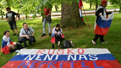 Před ruským velvyslanectvím se rády scházívají skupiny proruských aktivistů
