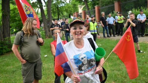 Před ruským velvyslanectvím v Praze se občas konají i  proruské demonstrace (2023).
