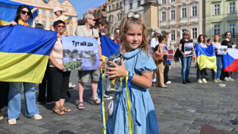 Malá nevinná ukrajinská holčička je jako symbolická protiváha ke stařeckému zlu Vladimira Putina.