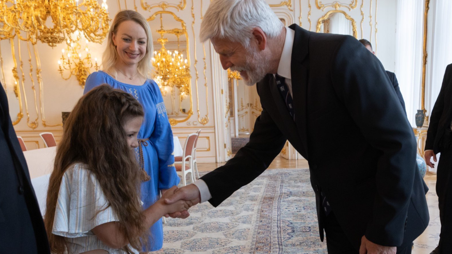 Prezident Petr Pavel se na Pražském hradě setkal s ukrajinskou školačkou, kterou šikanovali na školním výletě její spolužáci.