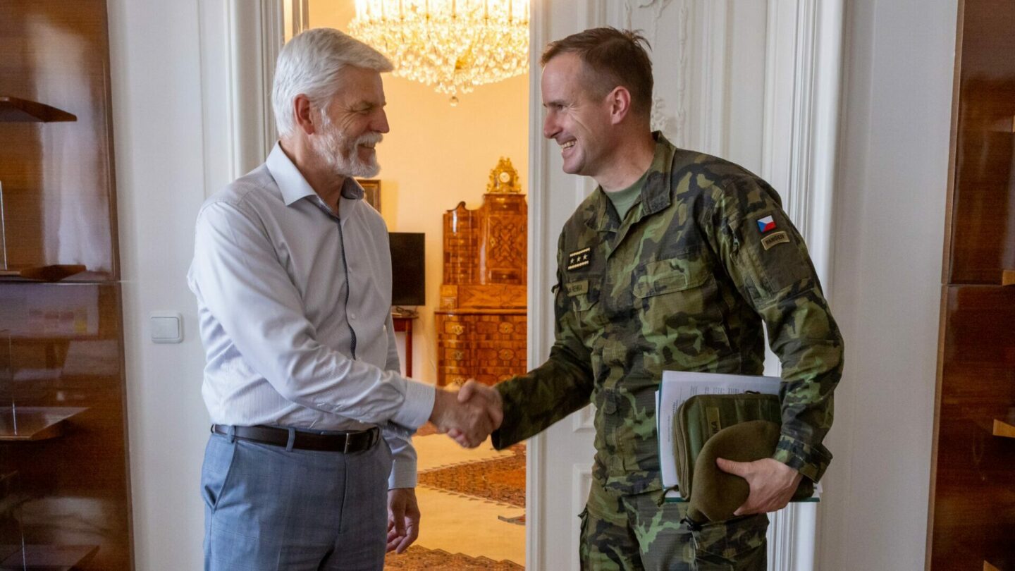 Prezident Petr Pavel a náčelník generálního štábu české armády Karel Řehka